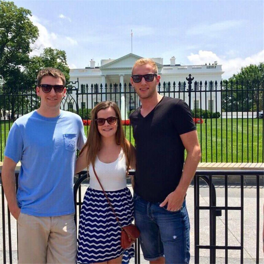 "Ich lebe hier mitten im Trump-Gebiet" Lukas Große-Puppendahl (r.) hat mit Freunden das Weiße Haus in Washington besucht. Er lebt in West Virginia, rund 320 Kilometer entfernt.