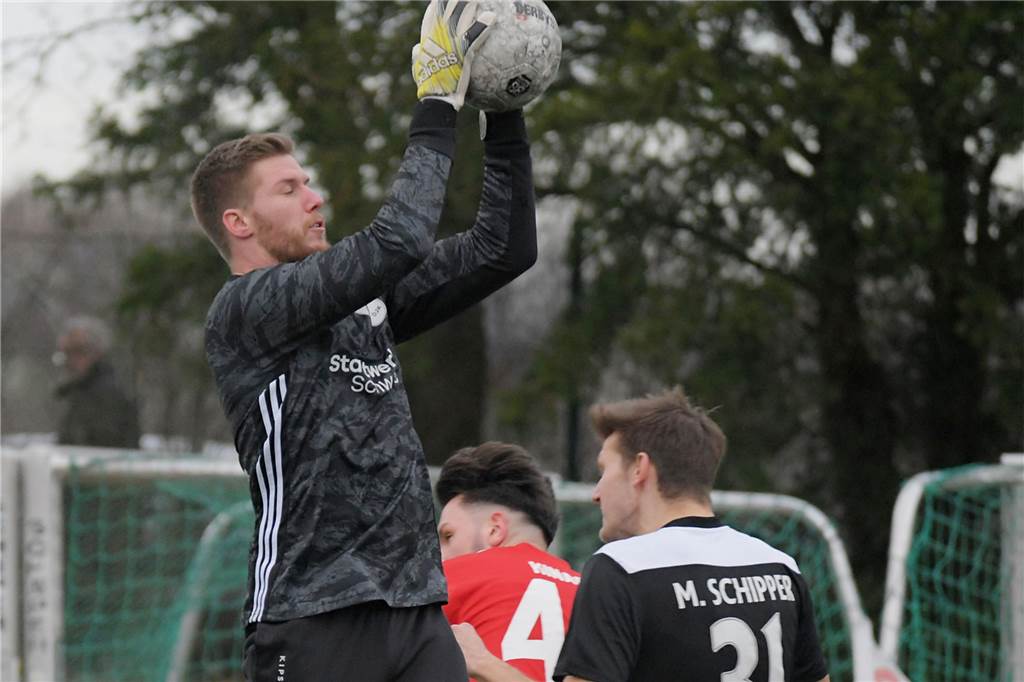 Ein Ex-Nationaltorwart hilft der Schwerter Nummer 1 auf die Sprünge Lukas Hedtheyer, hier im Lokalduell gegen den Geisecker SV, ist die Nummer eins des ETuS/DJK Schwerte.
