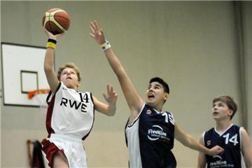 Lukas Hegener (14) kann sich hier gegen seinen viel größeren Gegner durchsetzen. 81:82 ging die Partie am Ende aus. Beim Gegner spielten ein 1,90-Meter-Hüne sowie ein weiterer Spieler, der über 1,70 Meter groß war - nicht gerade Zwergenmaße für 13-Jährige.