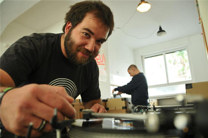 Neuer Plattenladen an der Rheinischen Straße Lukas Hergarten hat an der Rheinischen Straße »Black Plastic« eröffnet - einen Laden, der komplett auf den Verkauf von Vinyl-Schallplatten setzt.