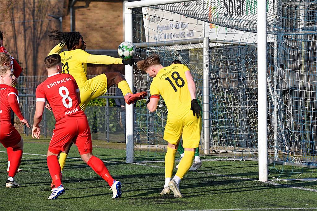 Lukas Husmann beim Kopfball