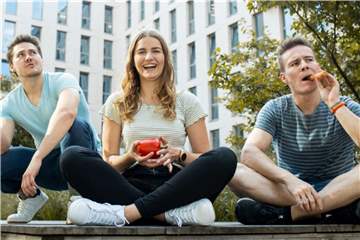 Lukas Jochheim, Michelle Hoffmann und Stefan Wobbe (v.l.) wollen mit technischen Hilfsmitteln, aber auch persönlich Menschen mit Lebensmittelunverträglichkeiten helfen.