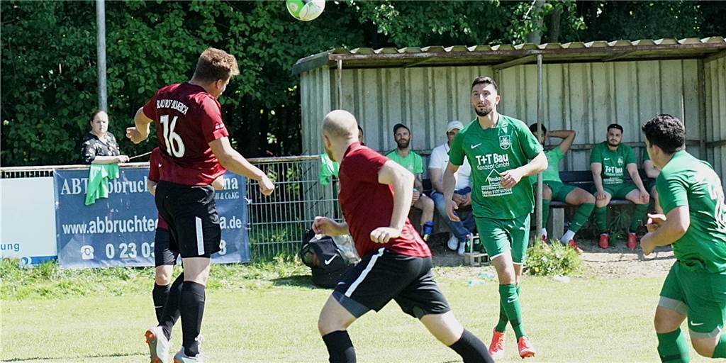 Kantersieg in Billmerich: SuS Oberaden siegt problemlos im Waldstadion Lukas Kleff klärt einen langen Ball der Oberadener, die im ersten Durchgang immer wieder Lücken in der Billmericher Hintermannschaft fanden.