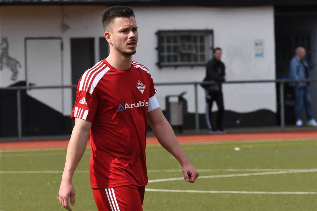 VfB-Kapitän nimmt Team nach Trainer-Schelte in die Pflicht Lukas Kleine-Bernink vom VfB Lünen steht auf dem Platz.