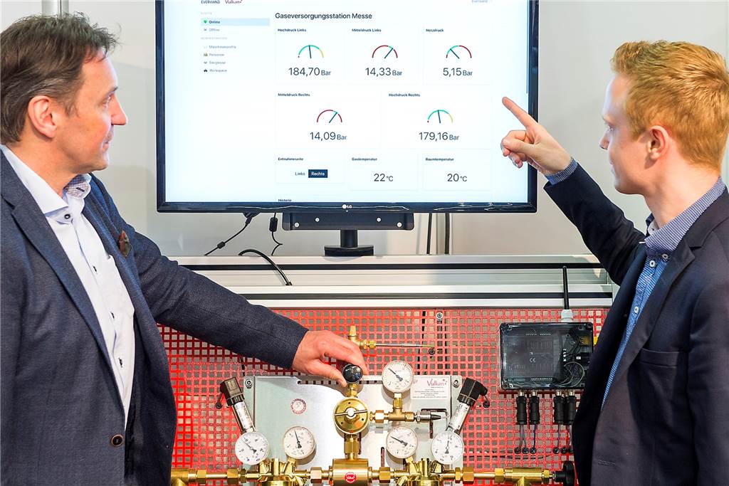 Vredener Firma liefert Technologie zur Bekämpfung von Waldbränden in den USA Lukas Klein(r.), Mitgründer des Vredener Unternehmens Datacake, 2018 bei einer Messe Cutting World in Essen im April 2018. Dort präsentierte Datacake seine Technologie an einem Beispiel.