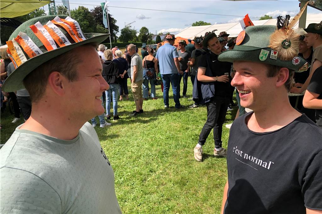Video und Fotos: Kinder und Schützen haben Spaß auf der Schlingewiese Lukas (l.) und Ole Hying zeigen ihre Schützenhüte: Die Wimpel zeigen die Anzahl der gefeierten Schützenfeste, ihre Farben die Kompanie. Beide Brüder werden nächstes Jahr Wimpel anderer Farben tragen: Sie werden umziehen und somit die Kompanie wechseln.