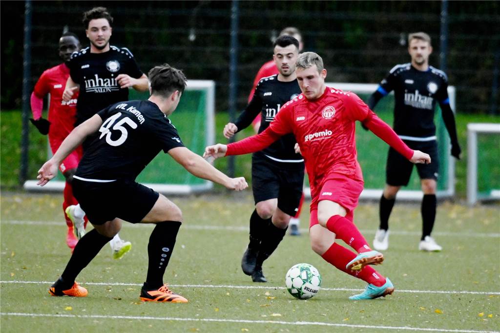 FC TuRa Bergkamen wieder Schlusslicht: VfL Kamen feiert Derbysieg Lukas Manka (r.) kam in dieser Situation nicht an Felix Rudolf (45) vorbei.