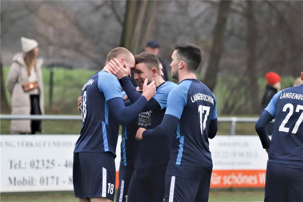 Viel los in den höheren Ligen Lukas Matena (l.) und Tobias Portmann (M.) wechseln gemeinsam von BWW Langenbochum zum SV Dorsten-Hardt.
