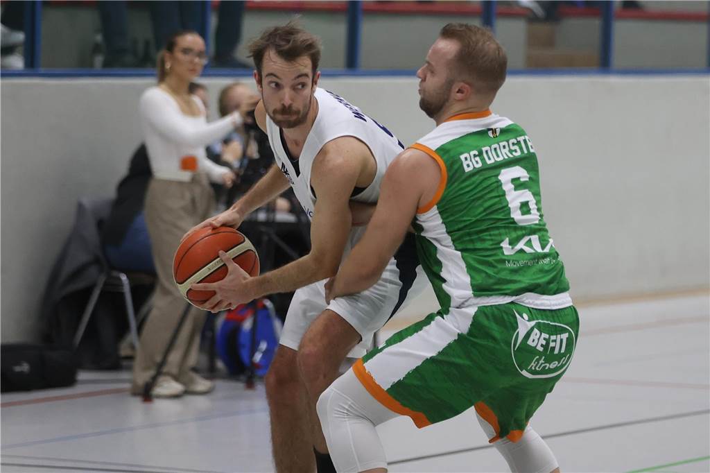 LippeBaskets wollen in nächste Pokalrunde einziehen Lukas Mersch im Zweikampf