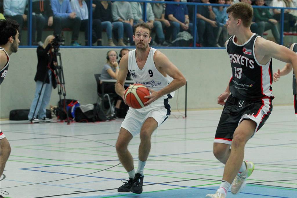 Wiedersehen mit Lukas Mersch: Hammerlos für die Damen Lukas Mersch setzt im Trikot der LippeBaskets zum Wurf an