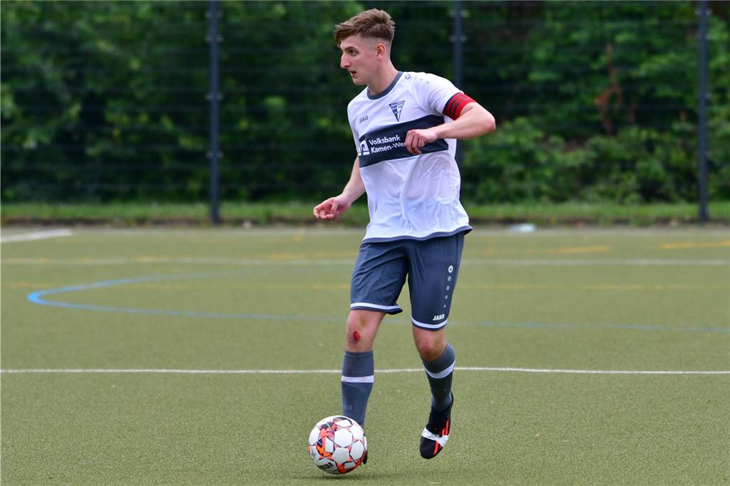 Lukas Nattler bietet sich beim Werner SC an Lukas Nattler führt den Ball am Fuß.