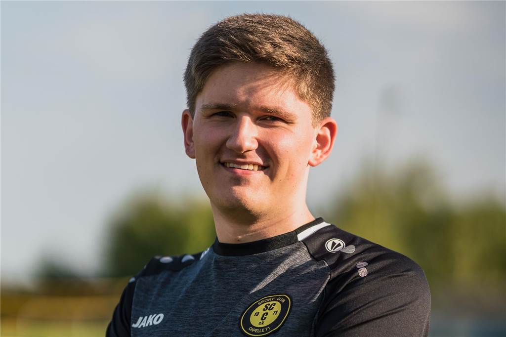 Nach dreijähriger Verletzungs-Odyssee: Verteidiger des SC Capelle „wieder bei 100 Prozent“ Lukas Nölken posiert im Capelle Trikot.