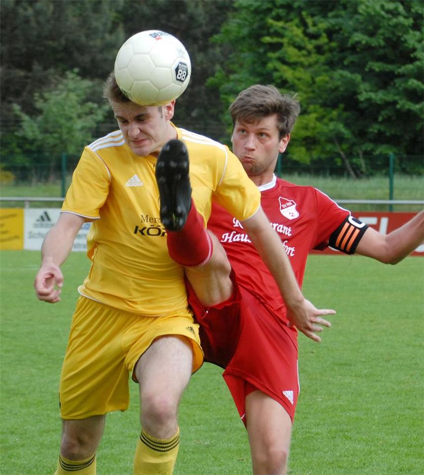 SV Hardt schickt RW Deuten in die Bezirksliga Lukas Nolte (r.) war der eifrigste Offensivspieler der Gastgeber, in dieser Szene ist aber Hardts Abwehrmann Tim Wellers vor dem Deutener Kapitän am Ball.
