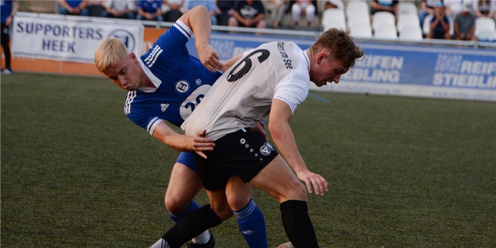 TuS Haltern gegen SV Heek: Später Siegtreffer, ein gehaltener Elfmeter und Gelb-Rot Lukas Pfeiffer (r.) im Duell mit Heeks Matteo Schultewolter, der kurz vor dem Schlusspfiff vom Punkt an Halterns Keeper Leonhard Backmann-Stockhofe scheiterte.