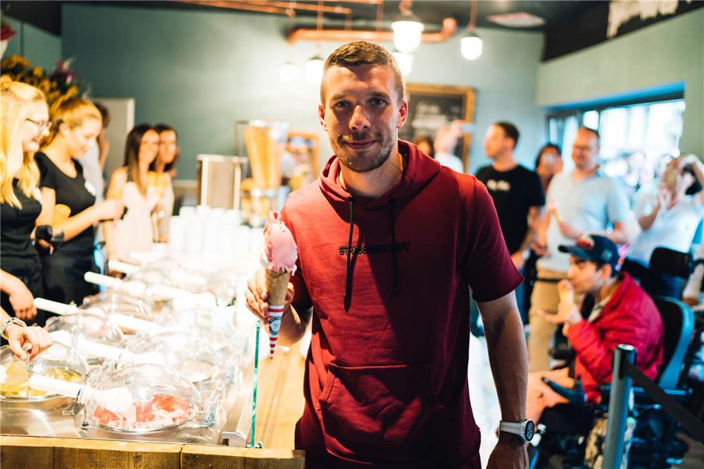 Zwei Fußball-Weltmeister eröffnen gemeinsamen Eis-Laden in Dortmund Lukas Podolski bei der Eröffnung seines Eis-Ladens in Köln.