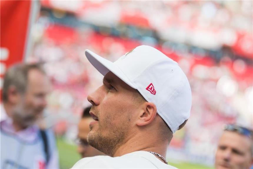 Kölns Geschäftsführer schließt Podolski-Rückkehr nicht aus Lukas Podolski hat eine Rückkehr zum 1. FC Köln immer wieder als großen Traum bezeichnet. In der Halbzeit spricht er mit den Fans. Foto: Rolf Vennenbernd
