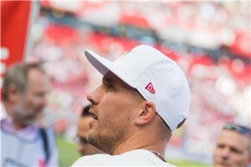 Lukas Podolski hat eine Rückkehr zum 1. FC Köln immer wieder als großen Traum bezeichnet. In der Halbzeit spricht er mit den Fans. Foto: Rolf Vennenbernd