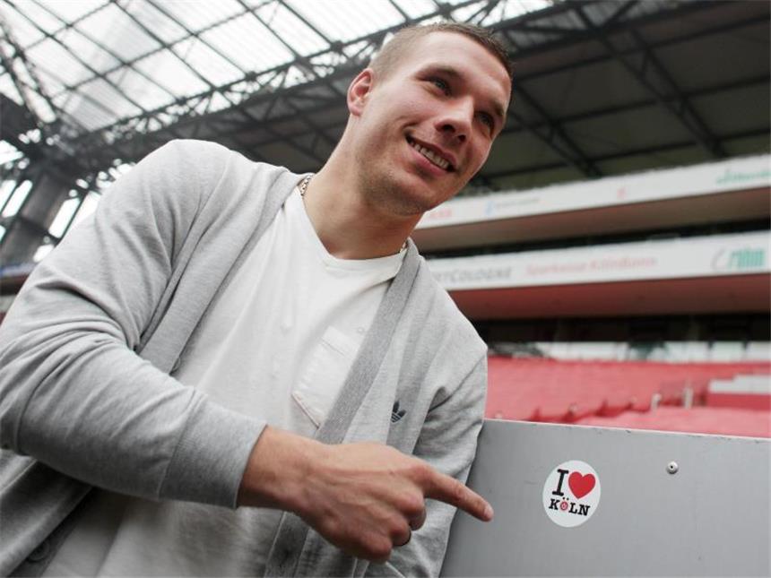 So genießen die Fußball-Stars ihre Sommerpause Lukas Podolski ist in seiner Heimatstadt unterwegs. Foto: Rolf Vennenbernd