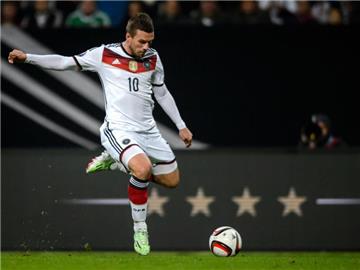 Lukas Podolski ist mit 121 Länderspielen der erfahrenste Akteur im 23-köpfigen Kader für die Partie gegen Australien. Foto: Thomas Eisenhuth