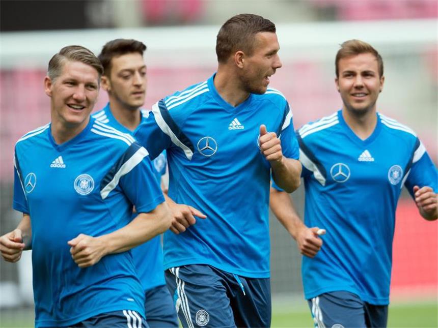 Dritter Vergleich mit Klinsmanns US-Team seit 2013 Lukas Podolski ist mit 48 Treffern der erfolgreichste Torschütze im aktuellen DFB-Kader. Foto: Federico Gambarini