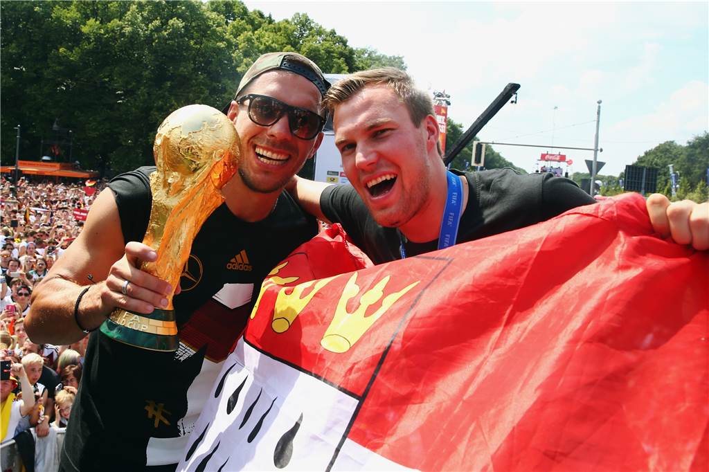Zwei Fußball-Weltmeister eröffnen gemeinsamen Eis-Laden in Dortmund Lukas Podolski (l.) und Kevin Großkreutz am Tag nach dem WM-Titel beim Empfang in Berlin.