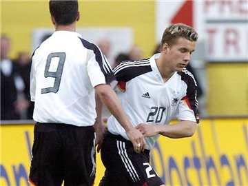 Lukas Podolski (r) feierte sein Länderspieldebüt am 6. Juni 2004 gegen Ungarn. Foto: Bernd Weissbrod