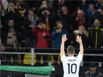 Lukas Podolski verabschiedet sich von den Fans. Foto: Marius Becker