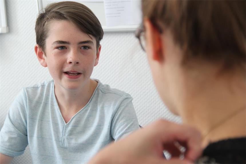 12-jähriger Schwerter kämpft gegen Cybermobbing Lukas Pohland (12) hat Cybermobbing selbst erlebt und beschlossen zu handeln. Mit einer Cybermobbing-Hilfe will er anderen Jugendlichen helfen.