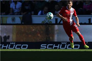 Lukas Schmitz aus Düsseldorf blickt auf den Ball. Foto: Friso Gentsch/Archiv