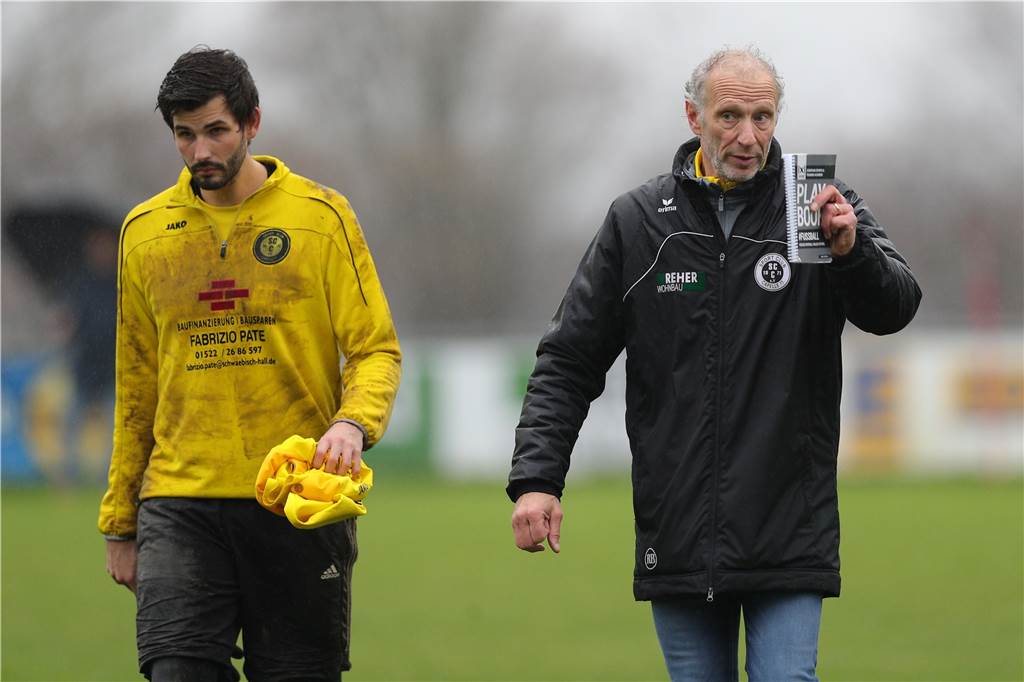 Traumtor, Torwartfehler und Blitz-Comeback: Sechs-Tore-Schlagabtausch zwischen SC Capelle und WSC II Lukas Schulze Kersting (l.) war für einen der zwei Fehler mitverantwortlich, die laut Reinhard Behlert (r.), Capelle „kopfmäßig das ganze Spiel versaut haben.“