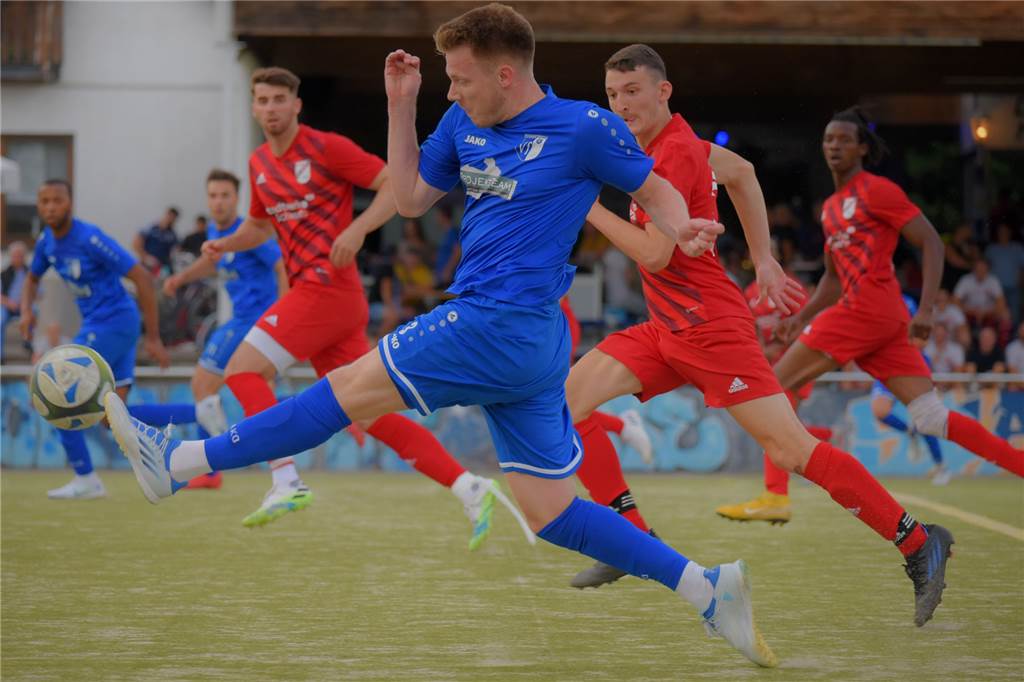 Rauchschwaden, Pyro-Technik und vier Platzverweise - VfL gewinnt ein feuriges Halbfinale Lukas Severin steht mit dem VfL Schwerte im Finale der Stadtmeisterschaft und trifft auf den Geisecker SV.