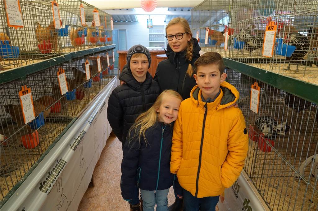 Lukas Soddemann, stolzer Beitzer von 3 Seidenhühnern, besucht gemeinsam mit seinen Geschwistern Jakob, Paula und Grete die Geflügelschau.