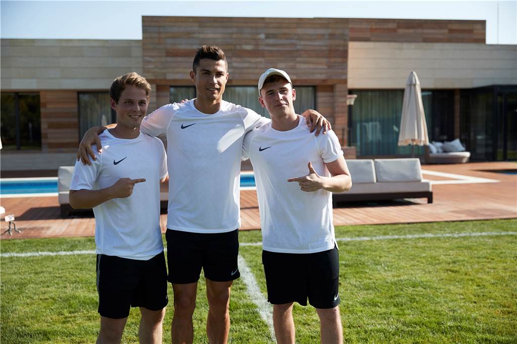 Superstar Cristiano Ronaldo kickt mit Dortmunder Amateurfußballer und gibt ihm Ohrenschnipser Lukas Steinlein (l.) mit Superstar Cristiano Ronaldo.