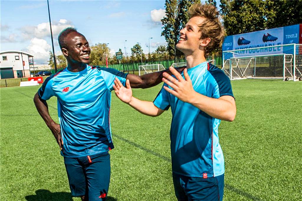 Superstar Cristiano Ronaldo kickt mit Dortmunder Amateurfußballer und gibt ihm Ohrenschnipser Lukas Steinlein (r.) mit Liverpool-Star Sadio Mané.