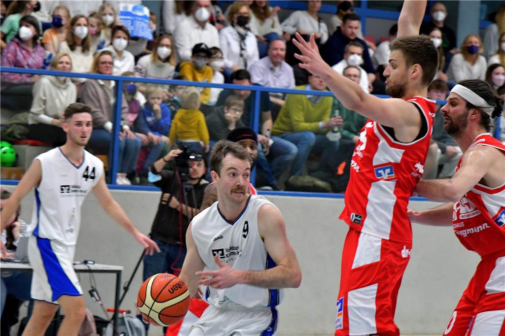 LippeBaskets gegen BSV Wulfen: Duell mit besonderen Erinnerungen: „Ganze Spiel war eine Feier“ Lukas van Buer (2.v.r.) und der BSV Wulfen kennen die Ballspielhalle bestens.