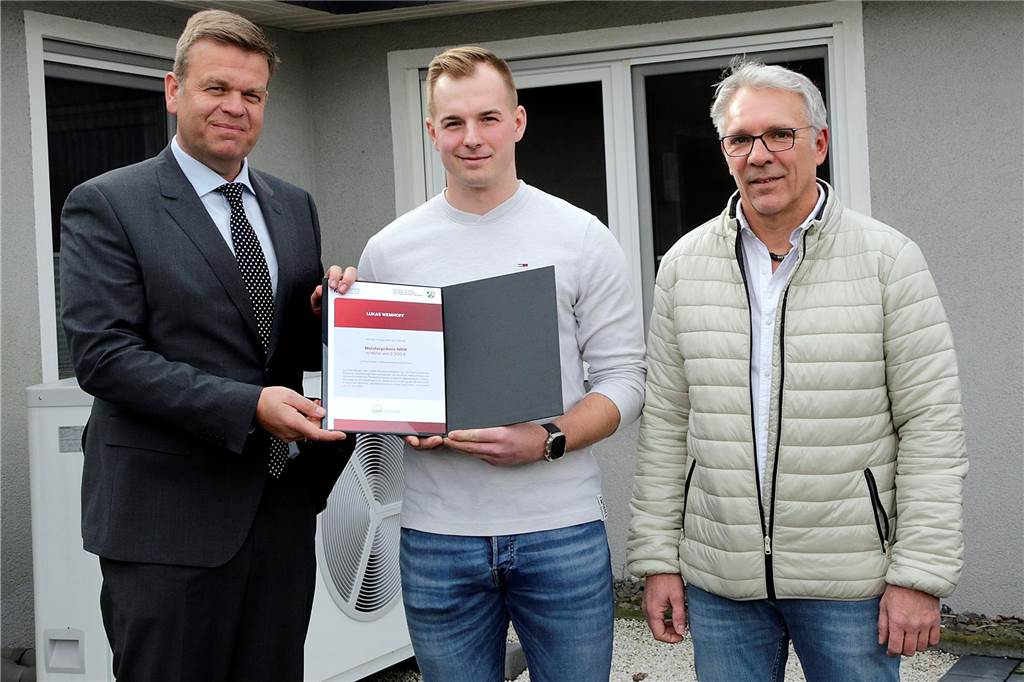 Lukas Wemhoff erhält Meisterprämie des Landes NRW Lukas Wemhoff erhielt aus den Händen von Staatssekretär Matthias Heidmeier die Förderurkunde. Mit im Bild Chef Andreas Fiehe (r).