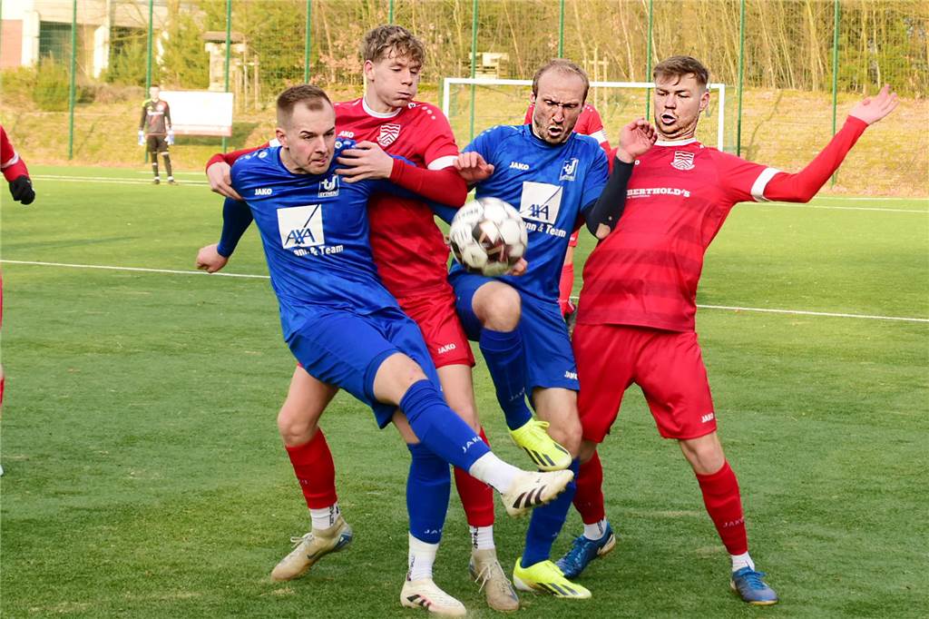 Lukas Wemhoff und Tobias Becker im Zweikampf mit zwei anderen Spielern