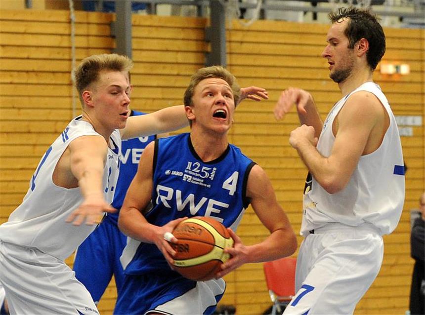 LippeBaskets zeigen guten Test trotz Niederlage Lukas Wiedey (am Ball) kämpft mit dem UBC Münster um den Einzug in die U 19-Bundesliga.