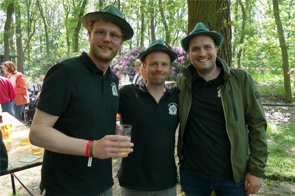 Lukas Wilder (rechts) mit Schützenkollegen