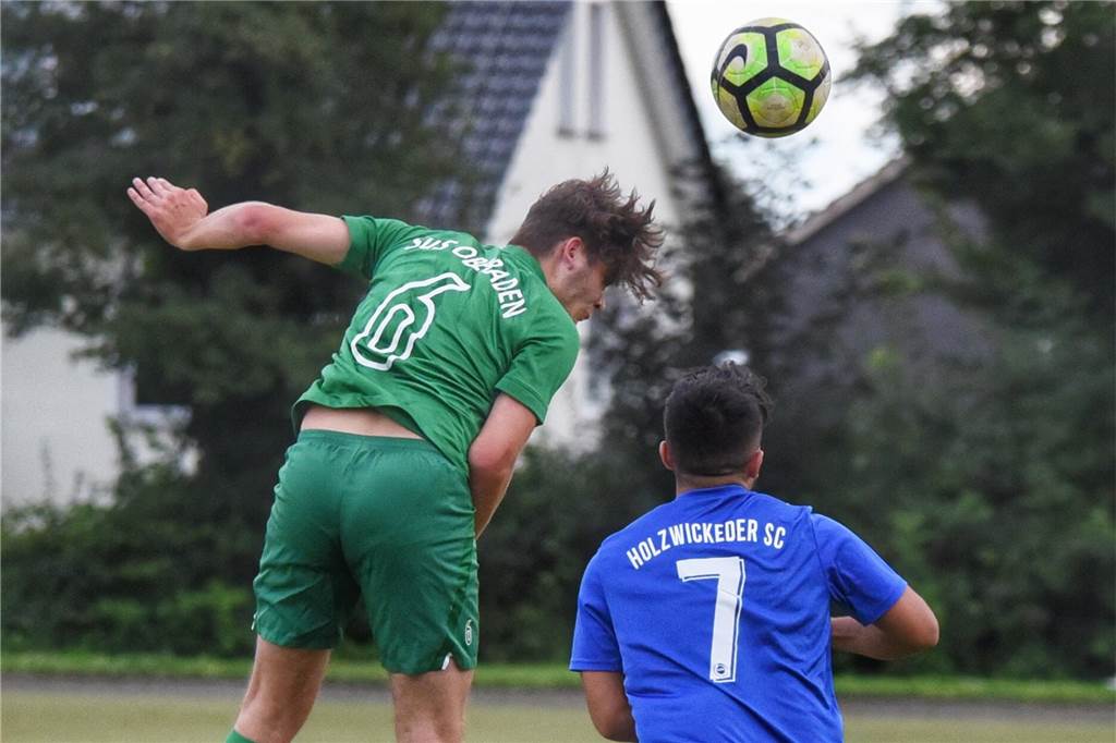BSV-Neuzugang fällt nach Operation aus: „Das ist einfach nur ärgerlich“ Lukas Zschau steigt zum Kopfball hoch.