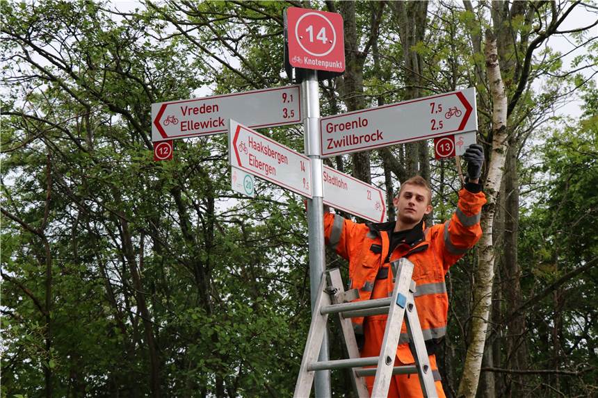 Video: Knotenpunkte führen durch Nordkreis wie Perlen an einer Schnur Lukasz Bollek montiert die Knotenpunktschilder: Ein weitsichtbares Hütchen mit der Knotenpunktnummer oben und die neuen Einschübe an den bereits bekannten Pfeilwegweisern.