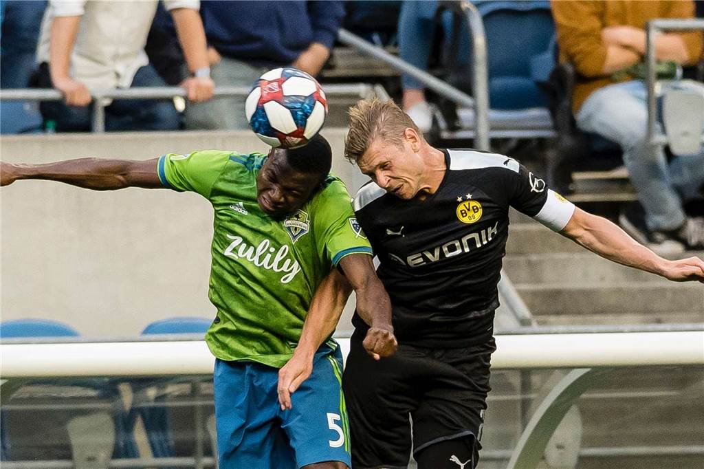 Souveräner BVB-Sieg gegen Seattle - drei Neuzugänge feiern ihre Premiere Lukasz Piszczek (r.) im Kopfballduell.