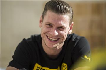 Lukasz Piszczek spricht bei der Medienrunde zu den Journalisten. Foto: David Inderlied/Archiv