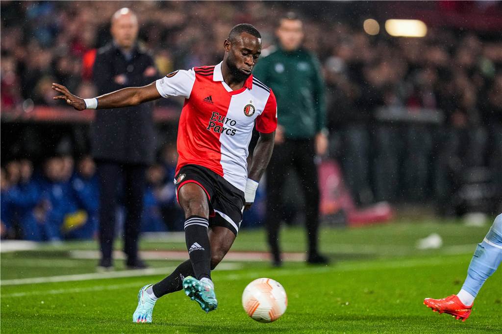 BVB-Gerüchtecheck: Kommt Lutsharel Geertruida aus Rotterdam? Lutsharel Geertruida spielt den Ball.