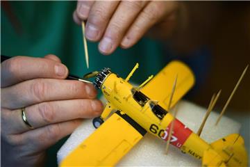 Lutz Bellmann arbeitet an einem „Stearman PT-17 Kaydet“ Revell-Modell. Foto: Ina Fassbender