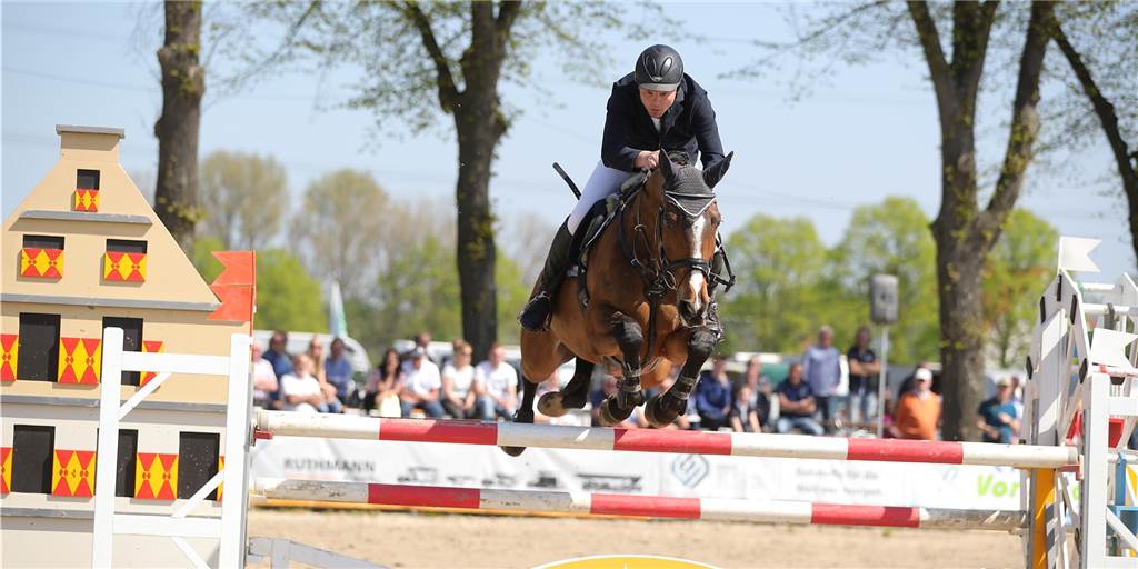 Spannendes Ende bei Herberner Reitturnier: Lutz Gripshöver gewinnt S-Springen hauchdünn Lutz Gripshöver gewann am Sonntag das S-Springen beim Reitturnier des Reitvereins von Nagel Herbern - hier ist er bei den Lenklarer Reitertagen zu sehen.