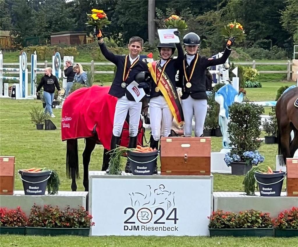 Die U14-Nachwuchsreiter Lutz Gripshöver jun., Brianne Beerbaum und Luisa Charlotte Brocks auf dem Podest.