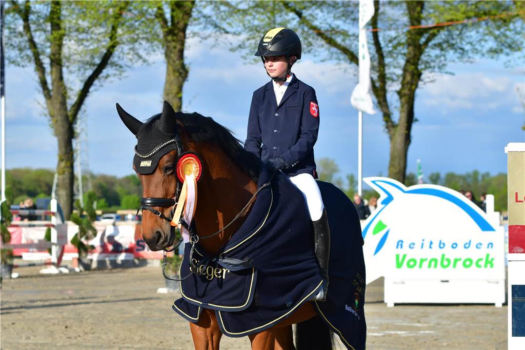Katharina von Essen gewinnt Großen Preis von Lenklar: Auch Lutz Gripshöver erhält Auszeichnung Lutz Gripshöver wurde auf Chicharito nach Turnierende als bester Nachwuchsreiter des Turniers ausgezeichnet.