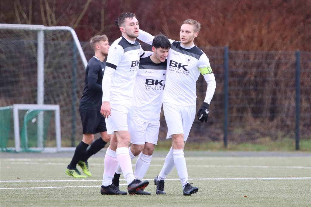 Das macht Mut – die beste Halbzeit der Saison gelingt bei der Generalprobe Lutz Hamann (li.) und Luca Gennermann (r.) nehmen Teutonias Torschützen Arlon Voli in die Mitte.