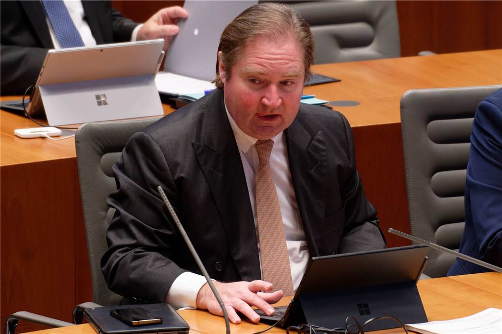 Nach Rücktritt von Heinen-Esser: NRW-Landesregierung gibt Nachfolge bekannt Lutz Lienenkämper (CDU), Finanzmister des Landes Nordrhein-Westfalen, sitzt im Landtags von Nordrhein-Westfalen während der parlamentarischen Beratung des Landeshaushalts 2022 in der Regierungsbank.